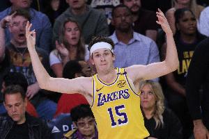 里夫斯弧顶三分继续强投落袋！已轰45分平个人生涯纪录