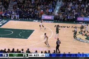 信手拈来！库里推反击被提前犯规 超远三分随手一扔钻入网窝