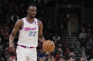 中规中矩！维金斯半场10中5拿到10分2板2助 但三分3中0&罚球2中0