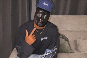 万圣节到来！亚马尔社媒晒戴黑色面具照片