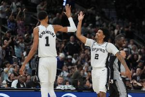 开赛季5胜0负创马刺队史纪录！文班亚马更新社交媒体：再赢77场