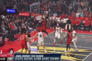 一气呵成！夏普拿球晃开防守 底线突破腾空暴起双手扣篮