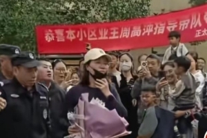 载誉而归！泰州队女教练周高萍回家被所住小区拉横幅迎接