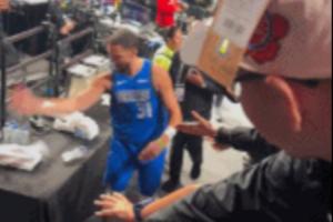 极度不爽！克莱手感不错却被按在板凳上 赛后扇飞水瓶发泄不满