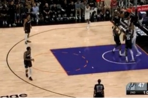 不容易！文班篮下接球完成扣篮 打破个人得分荒