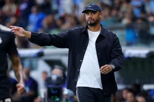 孔帕尼：于帕是队内不可或缺的一员，他非常优秀且在这里很开心