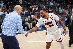 此前曾炮轰快船！鲍威尔今天和前老板鲍尔默握手寒暄