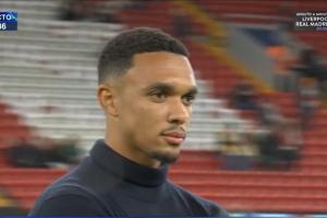 思绪万千！阿诺德再次站在了安菲尔德的草皮上，现场在下雨