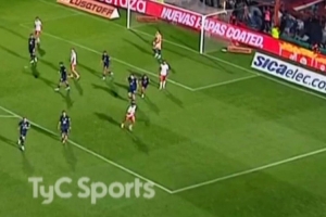 拖延时间？阿根廷杯决赛门多萨独立主帅绊倒对手，被红牌罚下