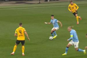 福登弧顶远射皮球直挂死角破门，赖因德斯助攻，曼城1-0领先多特